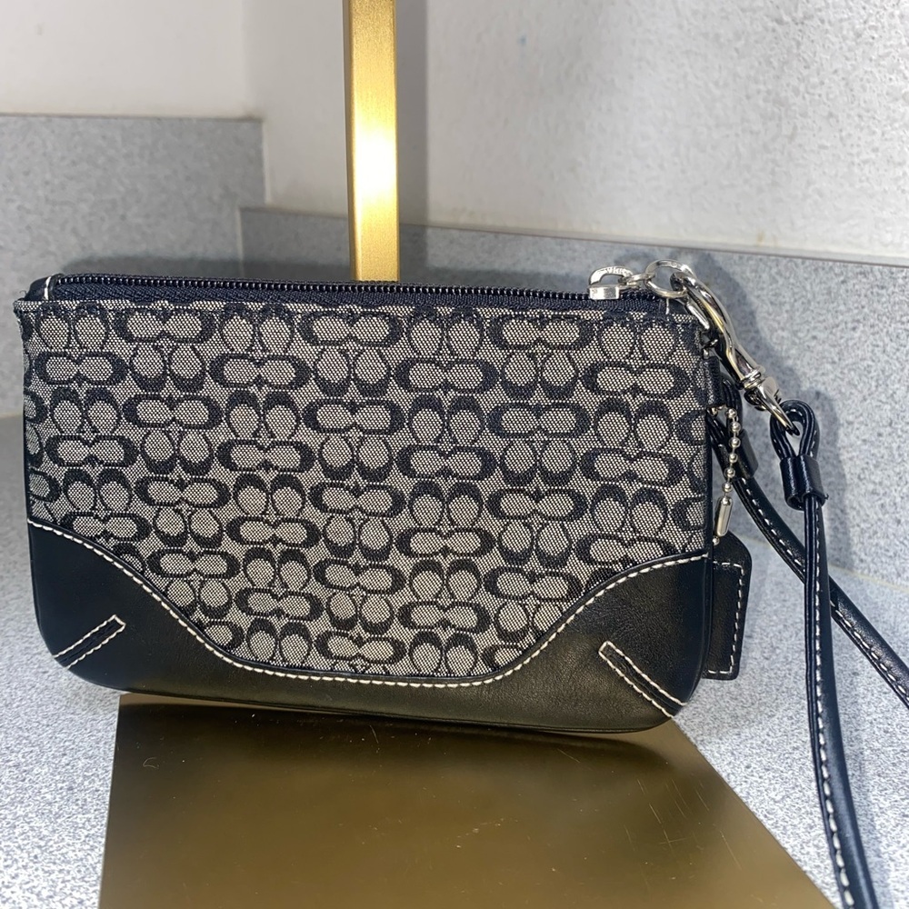 Coach Vintage Signature SoHo Wristlet GUC - Picture 3 of 11